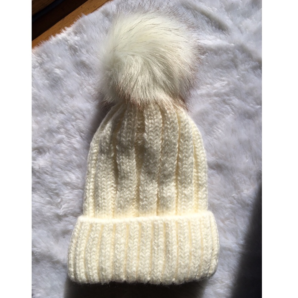 ✨NWOT✨Cream Knitted Faux Fur Puff Beanie CCO